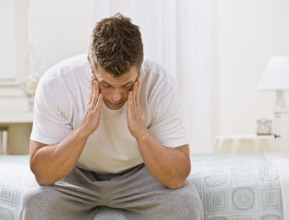 O home está pensando na ampliación do pene